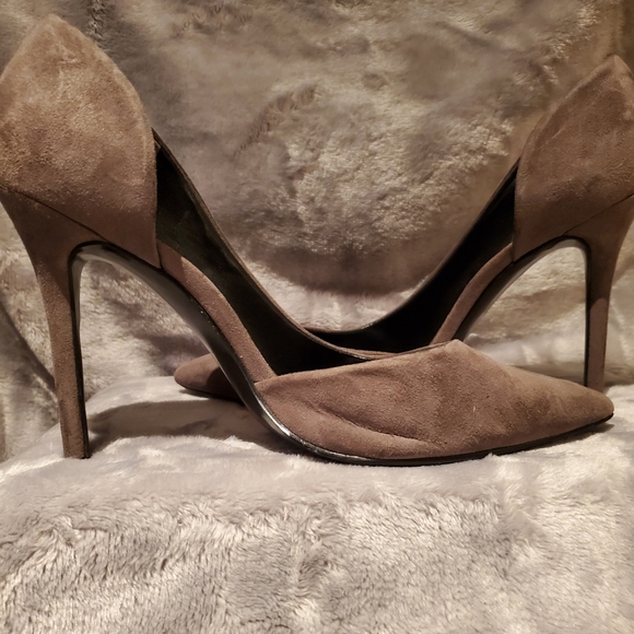 Grey Guess Suade Pumps 📦 - Picture 3 of 6